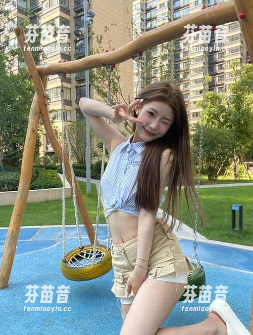 在海边与Tiny Asa相遇：独特图库资源的视觉盛宴.txt